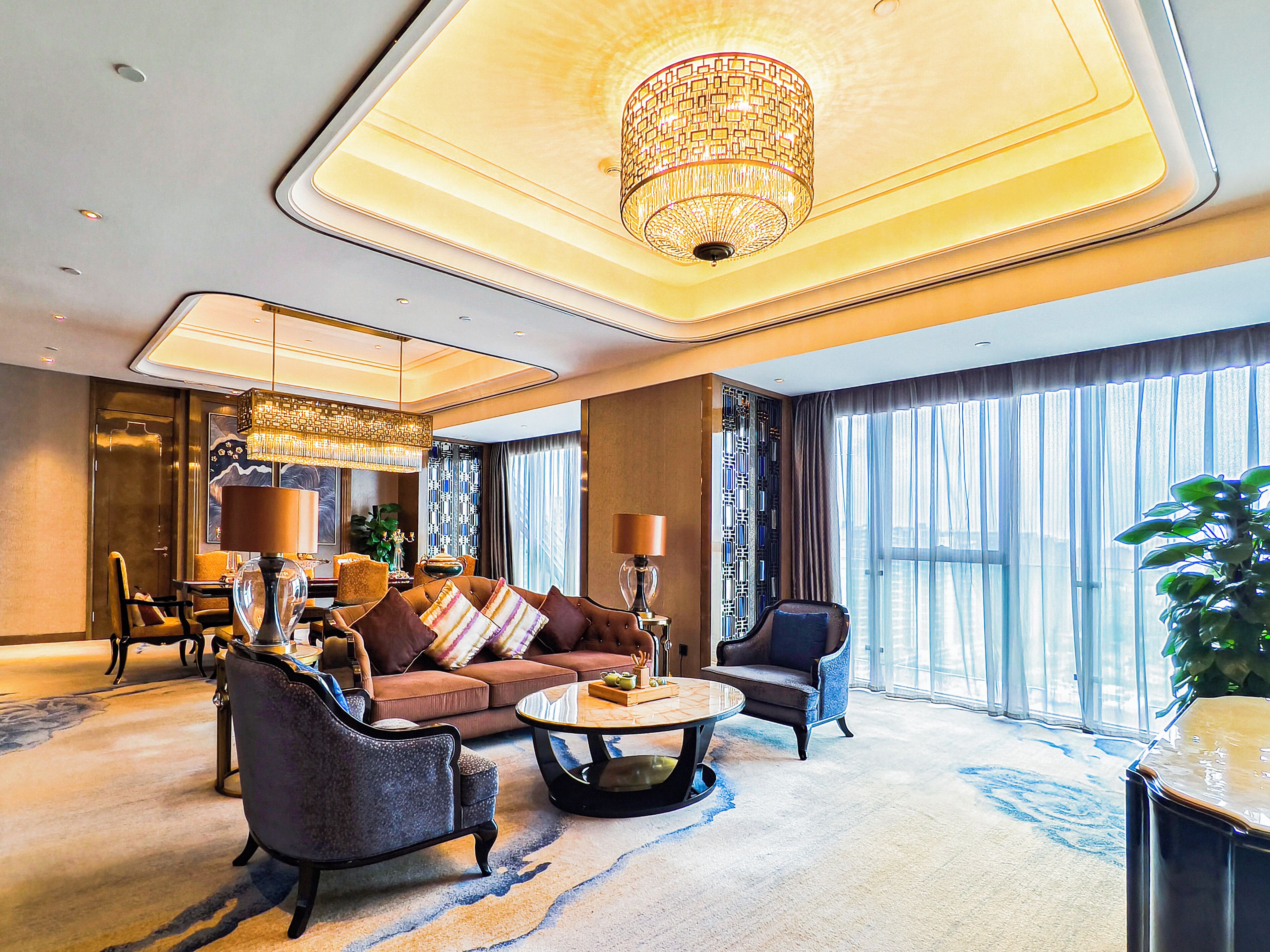 Executive Suite, City View | Living area | 48-cm TV with cable channels