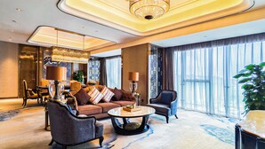 A spacious living room with a large sofa, armchairs, a coffee table, and a chandelier. - Wanda Vista Kunming (Kunming)