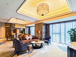 Suite Executive, vista città | Area soggiorno | TV 48 cm con canali via cavo