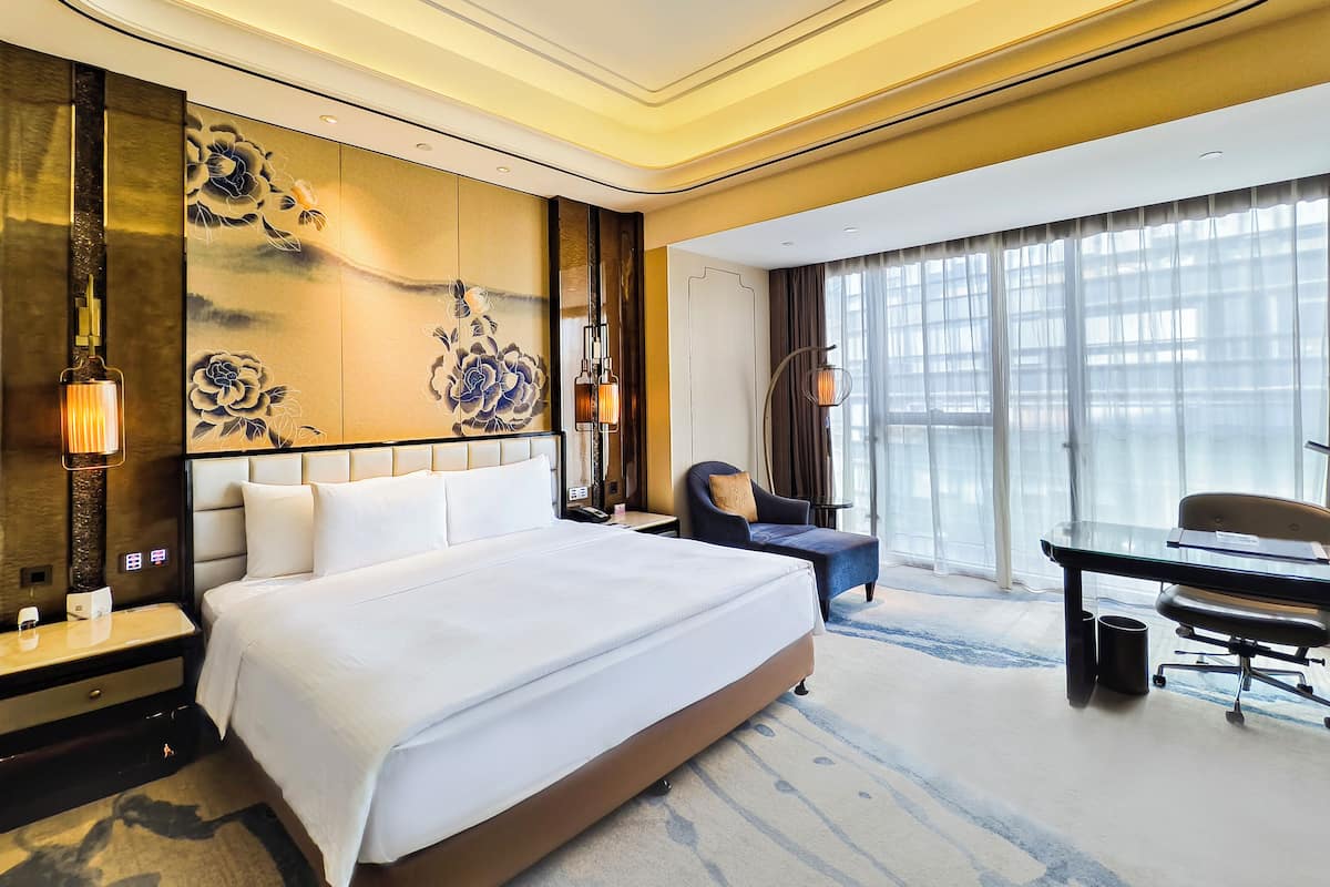 1 bedroom, down duvets, memory-foam beds, minibar
