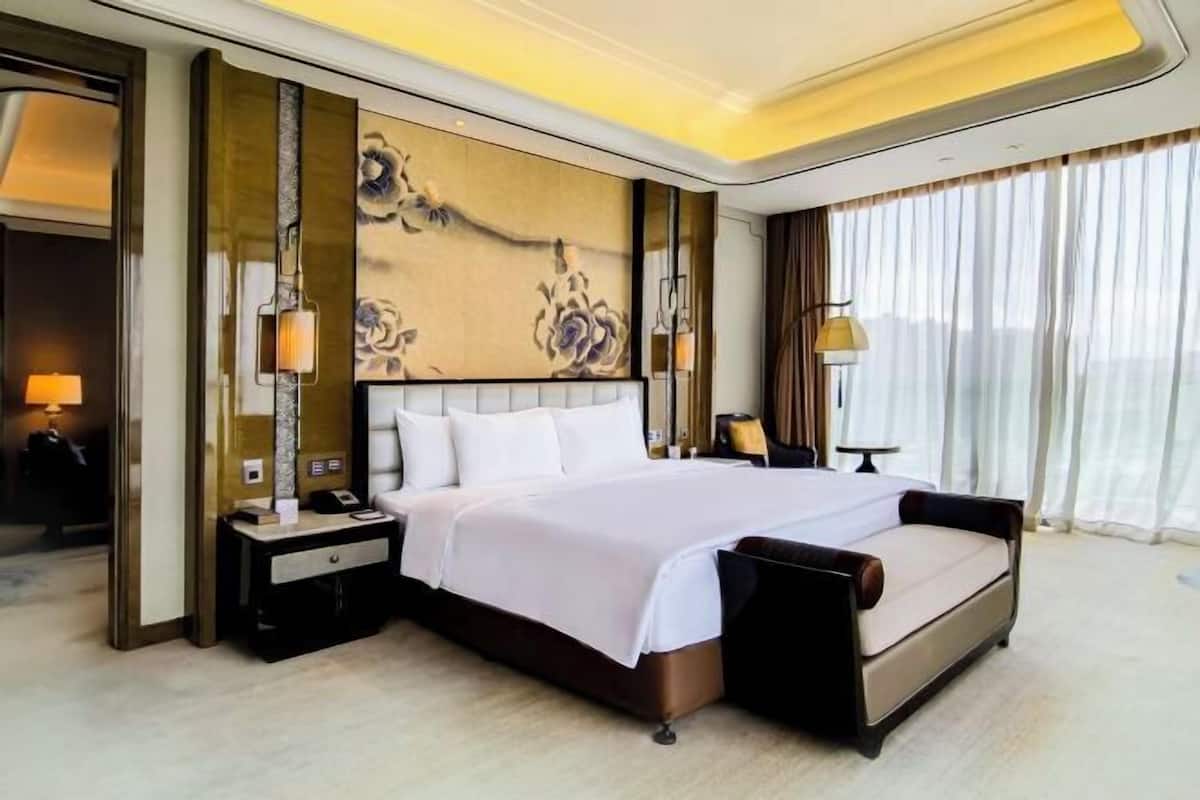 1 bedroom, down duvets, memory-foam beds, minibar