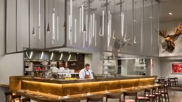 Se sirven comidas, cenas, brunch y cocina americana