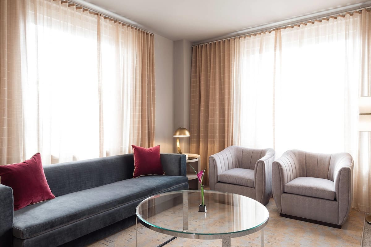 Suite, Terrasse | Hochwertige Bettwaren, Minibar, Zimmersafe, Verdunkelungsvorhänge