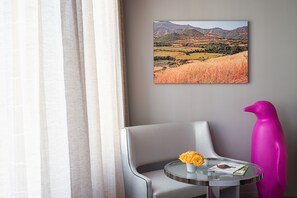 Peralatan tempat tidur premium, bar mini, peti besi dalam bilik 