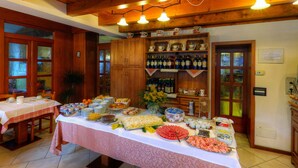Une table de buffet garnie de divers plats et d’un assortiment de bouteilles.