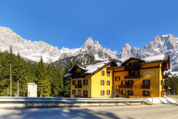 Front of property - Hotel Fratazza (Primiero San Martino di Castrozza)