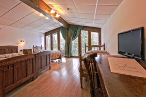 Ropa de cama hipoalergénica y caja de seguridad en la habitación 