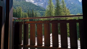 Un balcon donnant sur un paysage montagneux.