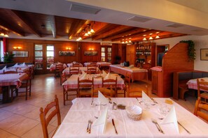 Déjeuner et dîner servis sur place, spécialités Cuisine italienne