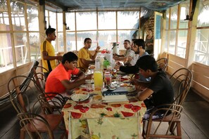Café da manhã completo grátis todos os dias