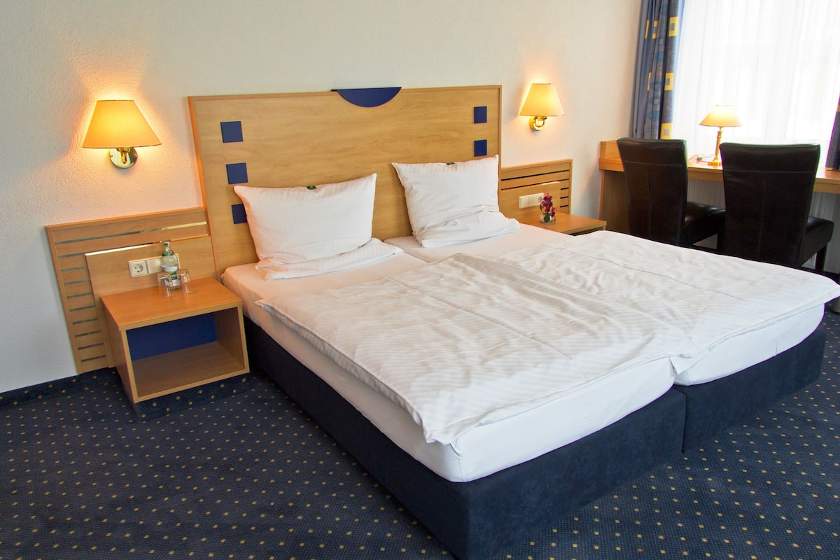 Premium bedding, desk, soundproofing, cots/infant beds