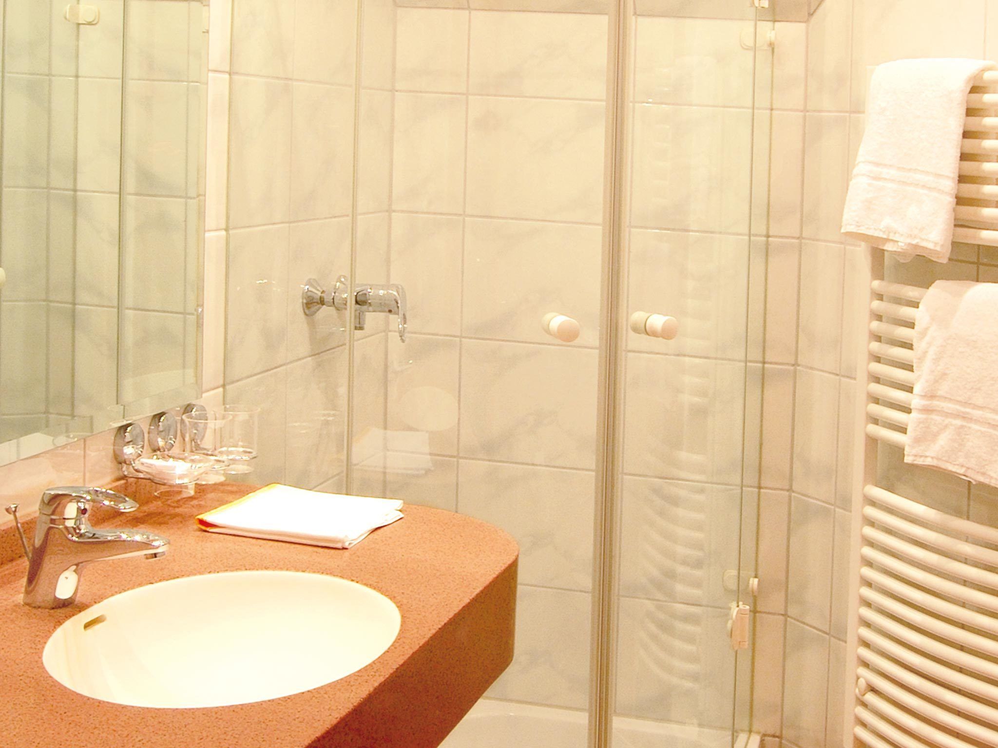 Articles de toilette gratuits, sèche-cheveux, serviettes fournies