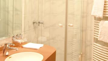 Articles de toilette gratuits, sèche-cheveux, serviettes fournies