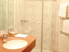Ilmaiset hygieniatuotteet, hiustenkuivaaja, pyyhkeet