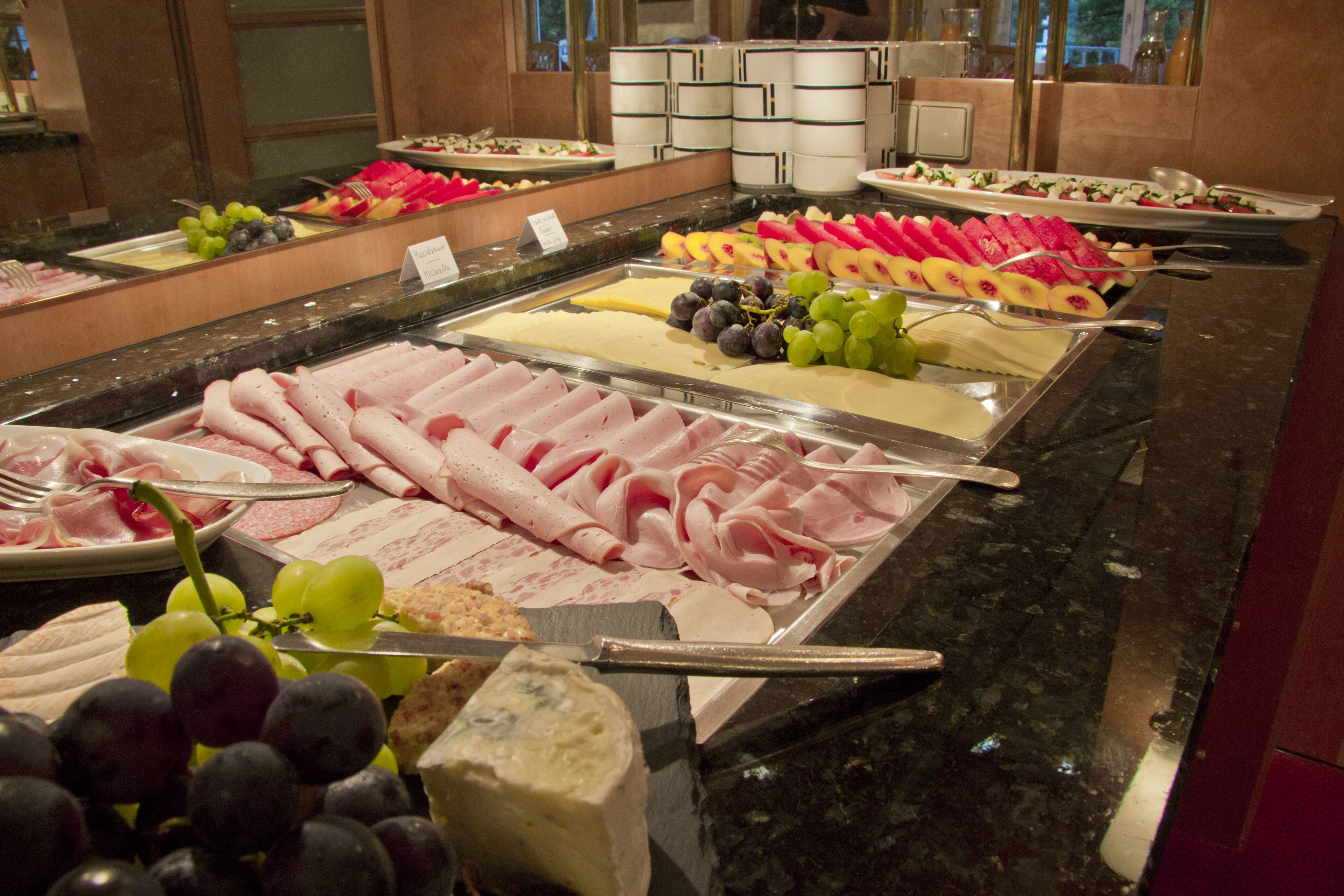 Free buffet breakfast on weekdays