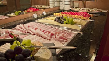 Free buffet breakfast on weekdays