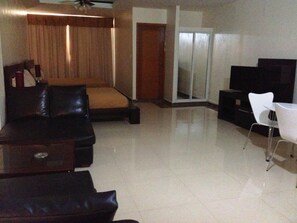 32-inch LCD TV with cable channels, TV - Aparta Hotel Roma II (Santo Domingo)