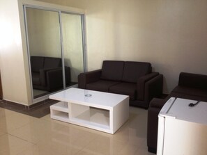 32-inch LCD TV with cable channels, TV - Aparta Hotel Roma II (Santo Domingo)