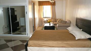 Premium bedding, in-room safe, free WiFi, bed sheets