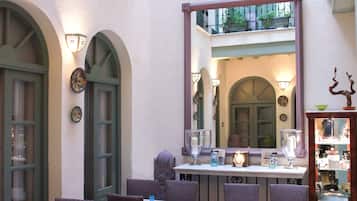 Televisión de pantalla plana de 42 pulgadas con canales por cable