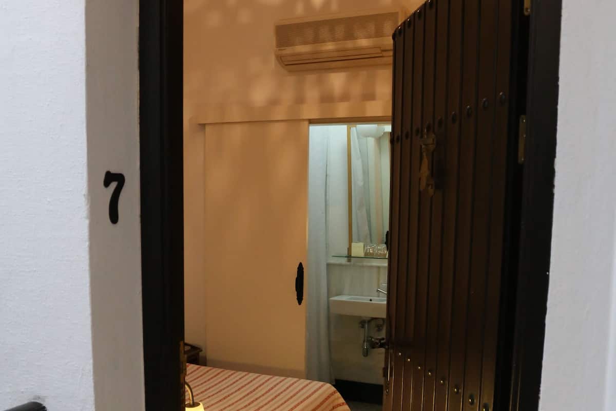 Basic Single Room | In-room safe, iron/ironing board (on request), free WiFi