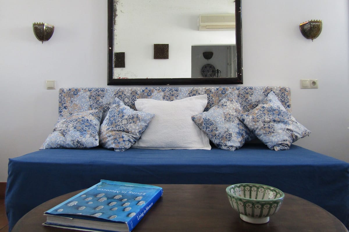 Penthouse | Living room | 42-inch flat-screen TV with cable channels, TV