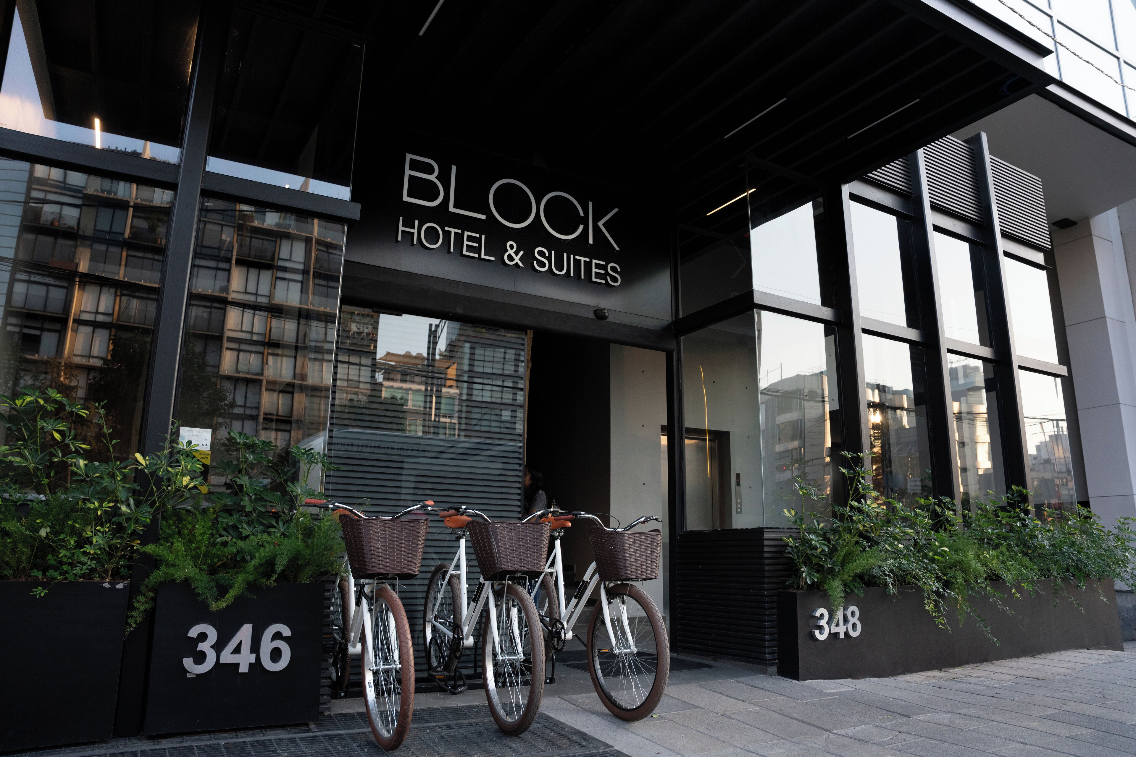 Eksteriørbillede af Block Hotel & Suites med to cykler parkeret foran, hver med en fletkurv.