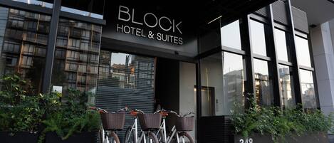 Eksteriørbillede af Block Hotel & Suites med to cykler parkeret foran, hver med en fletkurv.