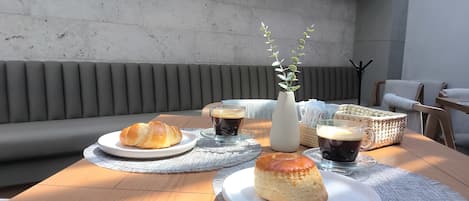 Daily cooked-to-order breakfast (MXN 145 per person)