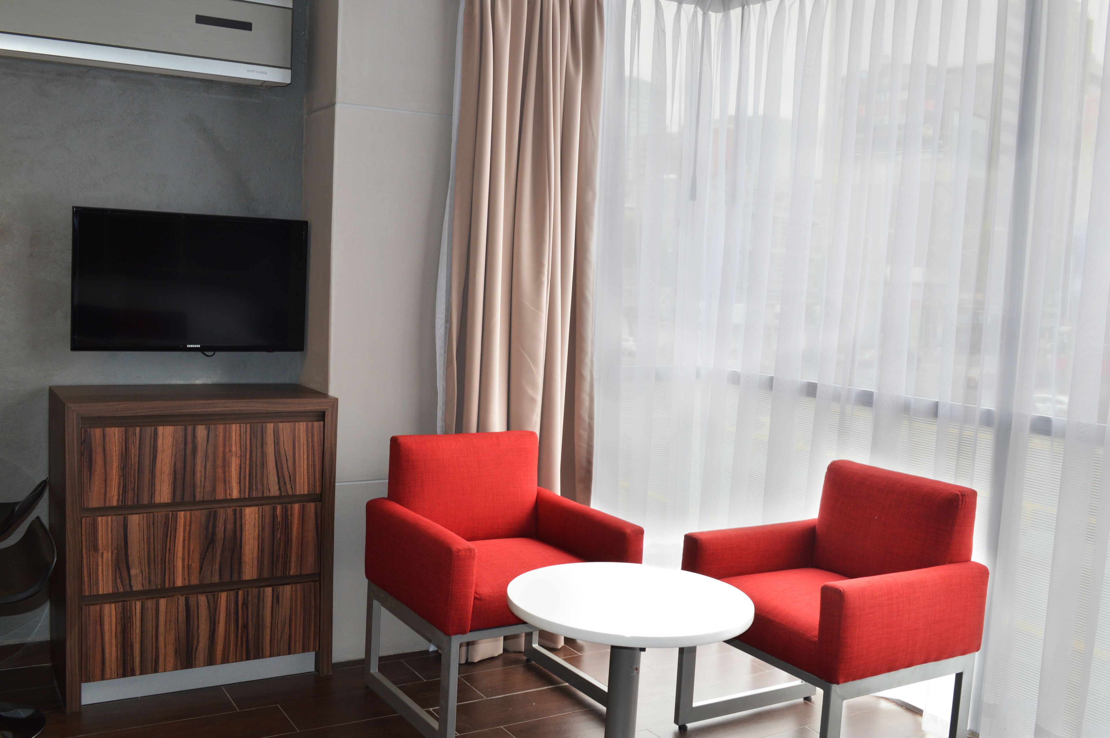 standard room, 1 king bed, kitchenette | in-room dining