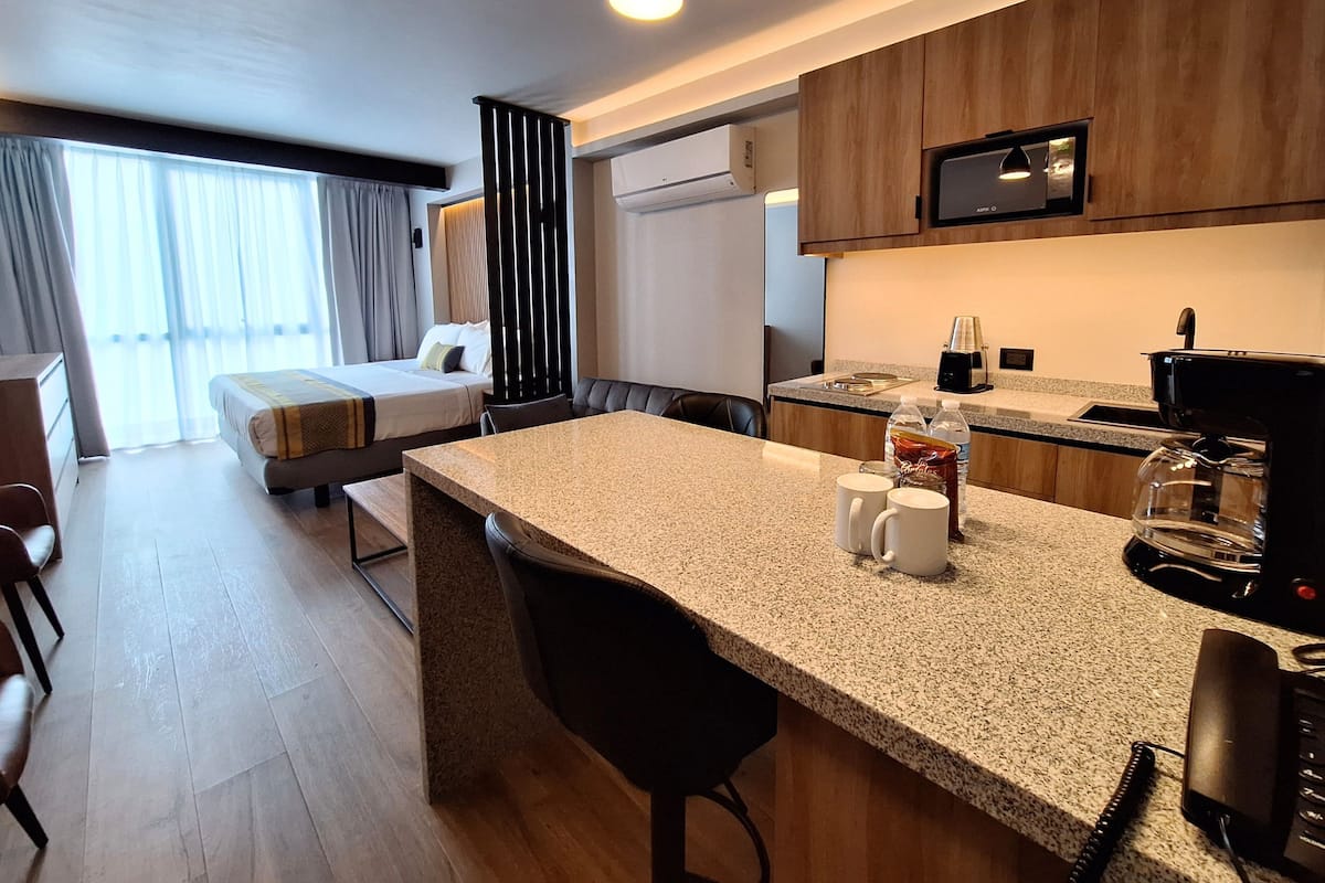 Habitació superior, 1 llit de matrimoni gran i sofà llit, cuina bàsica | Caixa forta a l'habitació, escriptori i habitacions insonoritzades