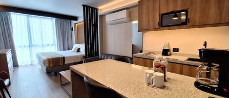 Camera Superior, 1 letto king con divano letto, angolo cottura | Una cassaforte in camera, una scrivania, insonorizzazione