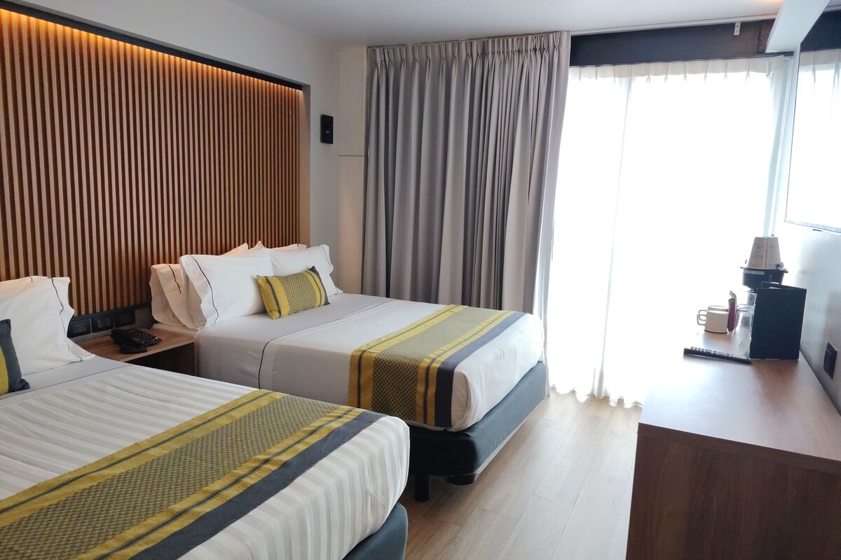 Quarto casal superior, vista para a cidade | Cofres nos quartos, escrivaninha, quartos à prova de som