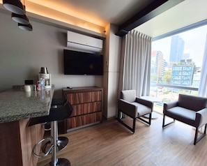 Chambre Standard, 1 très grand lit, coin cuisine | Coffres-forts dans les chambres, bureau, chambres insonorisées