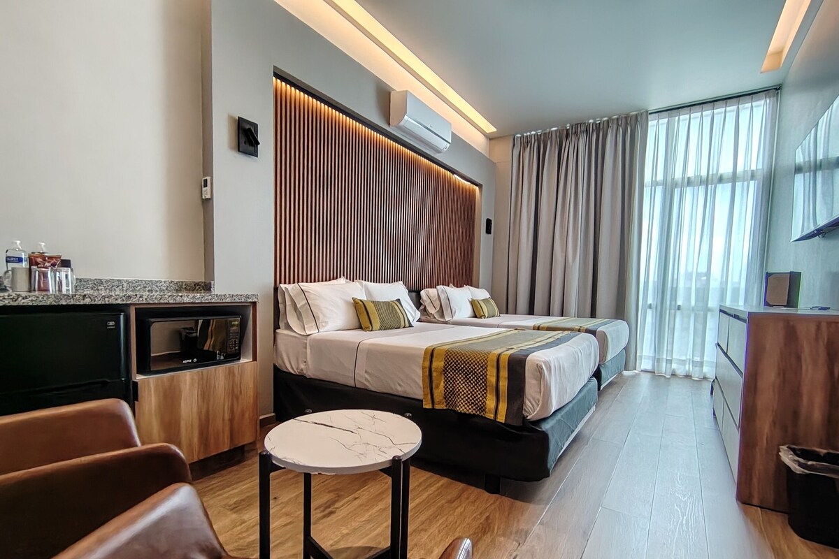 Suíte luxo, vista para a cidade | Cofres nos quartos, escrivaninha, quartos à prova de som