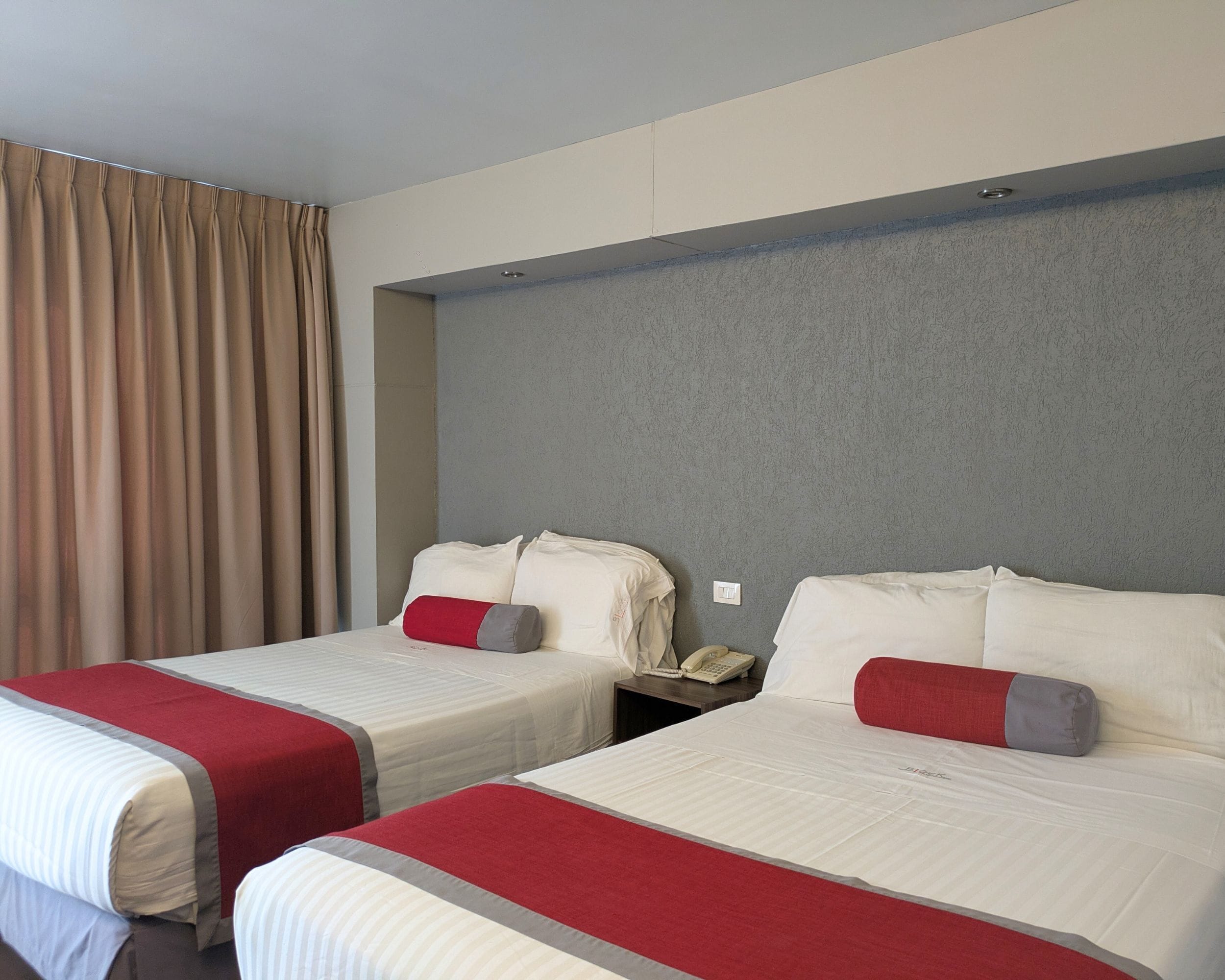 Habitación económica, 2 camas matrimoniales | Caja de seguridad en la habitación, escritorio y insonorización 