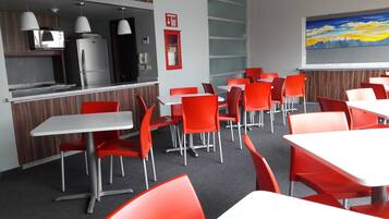 Desayuno a la carta (MXN 145 por persona)