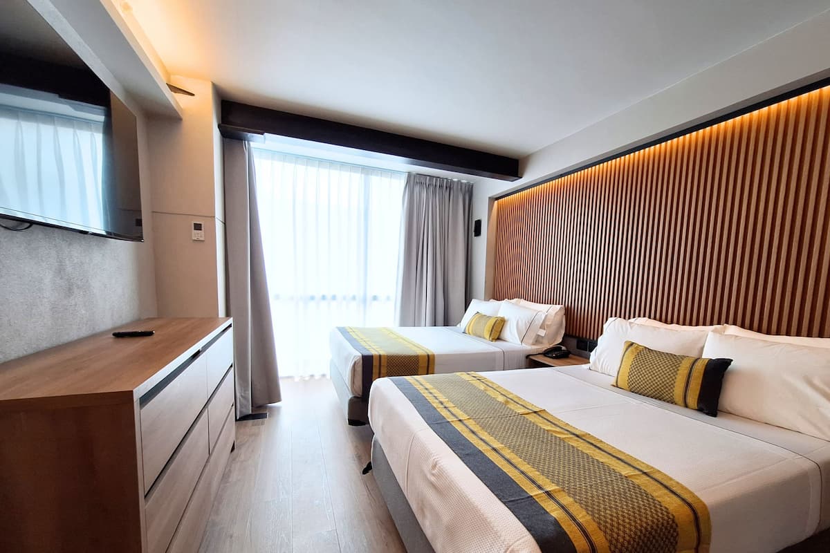 Habitació quàdruple estàndard, 2 llits dobles | Caixa forta a l'habitació, escriptori i habitacions insonoritzades