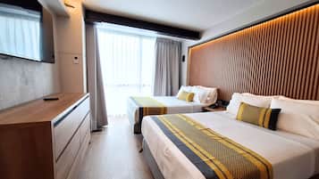 Standaard vierpersoonskamer, 2 tweepersoonsbedden | Een kluis op de kamer, een bureau, geluiddichte muren