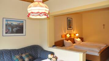 Classic-Doppelzimmer, Balkon | Wohnbereich | Fernseher
