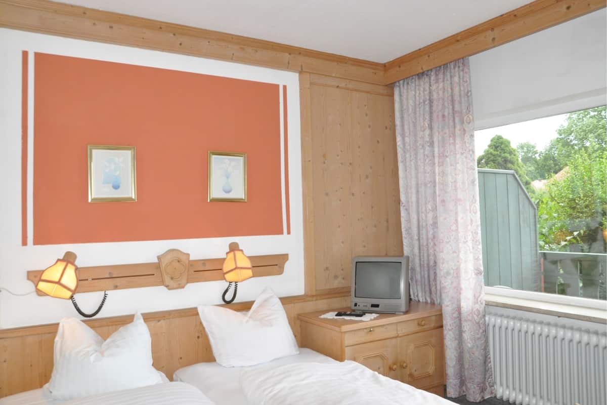 Habitación doble clásica, balcón | Muebles diferentes, escritorio, camas extra y wifi