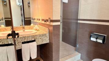Habitación, 2 camas Queen size, para no fumadores | Caja de seguridad en la habitación, escritorio y insonorización