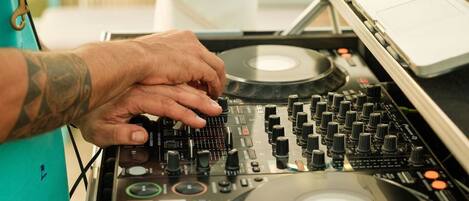 Equipo de DJ con laptop y tocadiscos.