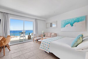 小型套房, 露台, 海景 | 客房内保险箱、特色家居、办公桌、熨斗/熨板