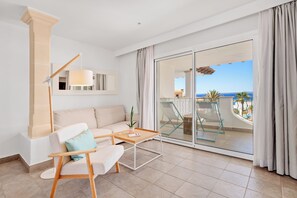 Suite Junior, terrasse, vue mer | Coin séjour