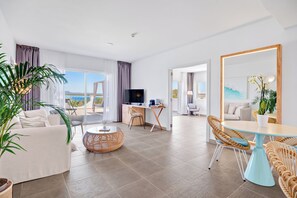 Panoramic Suite, Terrace, Sea View | Ruang tamu | TV Plasma 