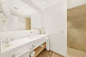 Superior Double Room, Balcony, Sea View | Bilik Mandi | Kelengkapan dandanan diri percuma, jubah mandi, selipar 