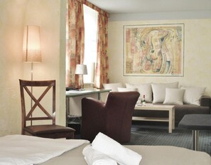 ピロートップベッド、セーフティボックス (室内)、デスク、ベビーベッド (無料)