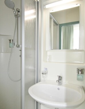 Een douche, gratis toiletartikelen, een haardroger, handdoeken