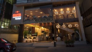 Un hotel con fachada moderna, una entrada visible y un cartel que indica que es el Hotel Celesta.
